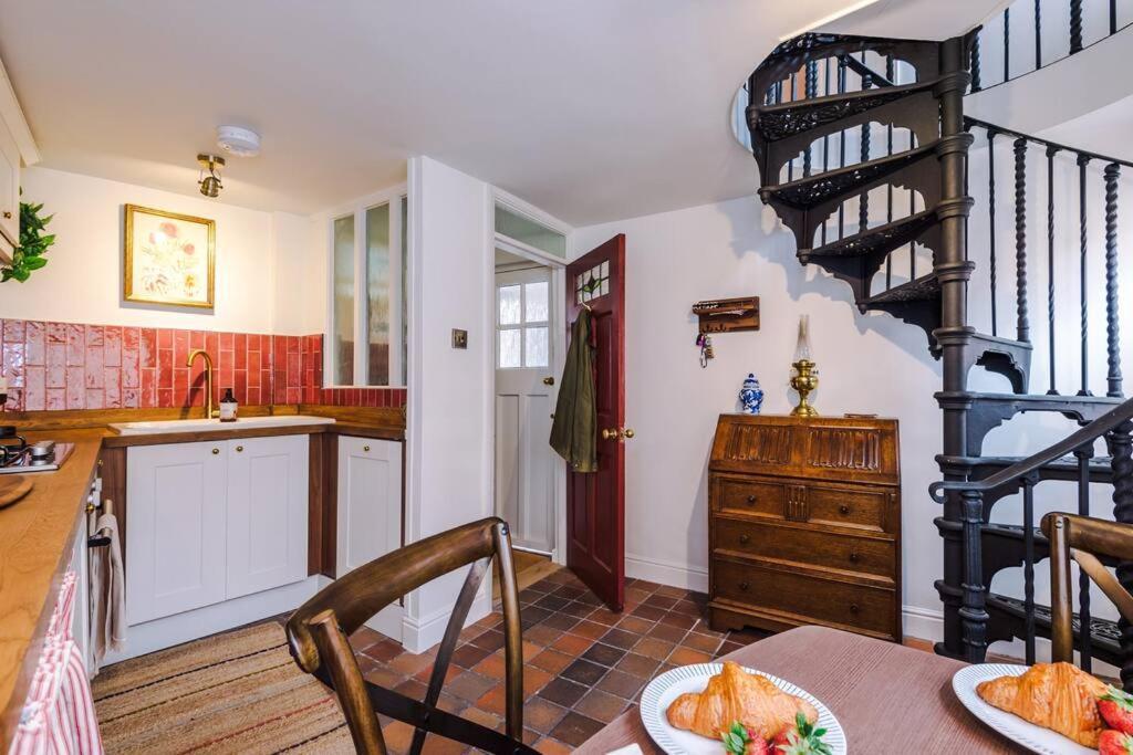 Rustic Chester Cottage Near Shops & Terrace Exterior foto