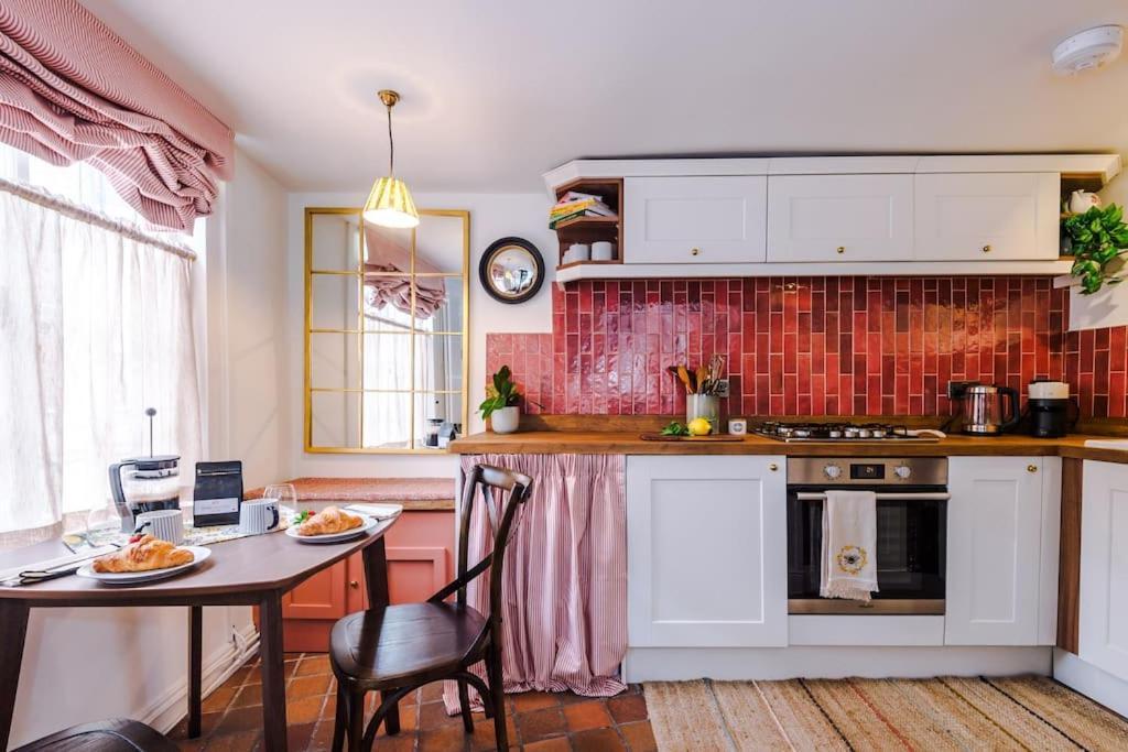 Rustic Chester Cottage Near Shops & Terrace Exterior foto